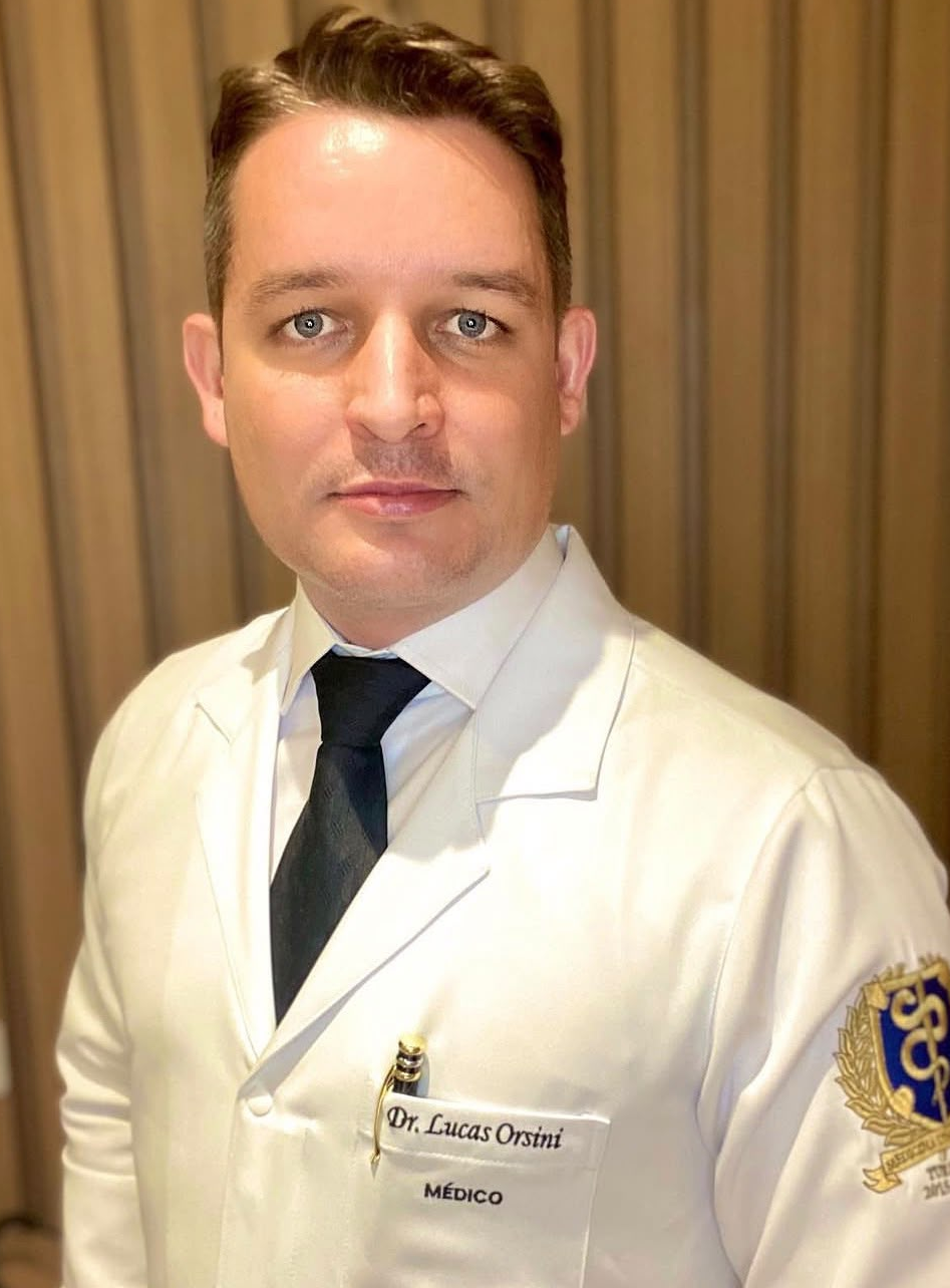 Dr. Lucas Orsini, médico psiquiatra, vestindo jaleco branco